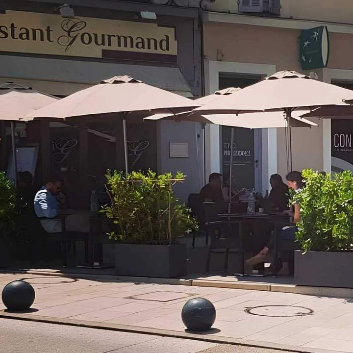 Le plaisir de manger en extérieur dans un cadre enchanteur.